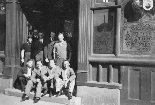 Three Gardeners, North Street group photograph - Bill Harrison, the landlord, is standing on the right (in shirt sleeves)