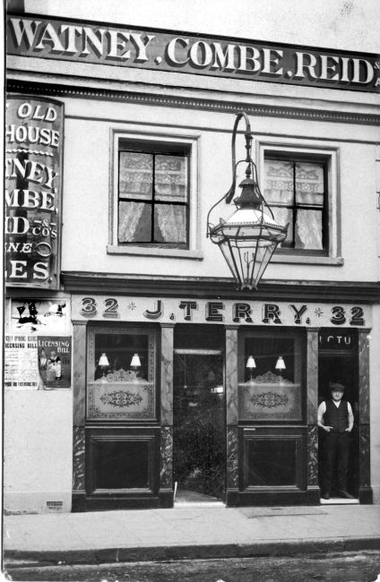 Jim Terry outside the Old Ivy House, 32 Hertford Road, Hackney circa 1906