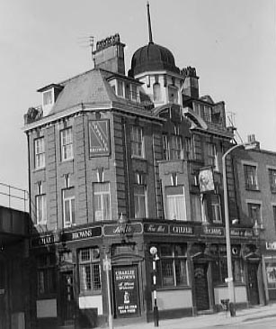 Railway Tavern, 116 West India Dock Road, Limehouse, E14 - circa 1986 shortly before demolition